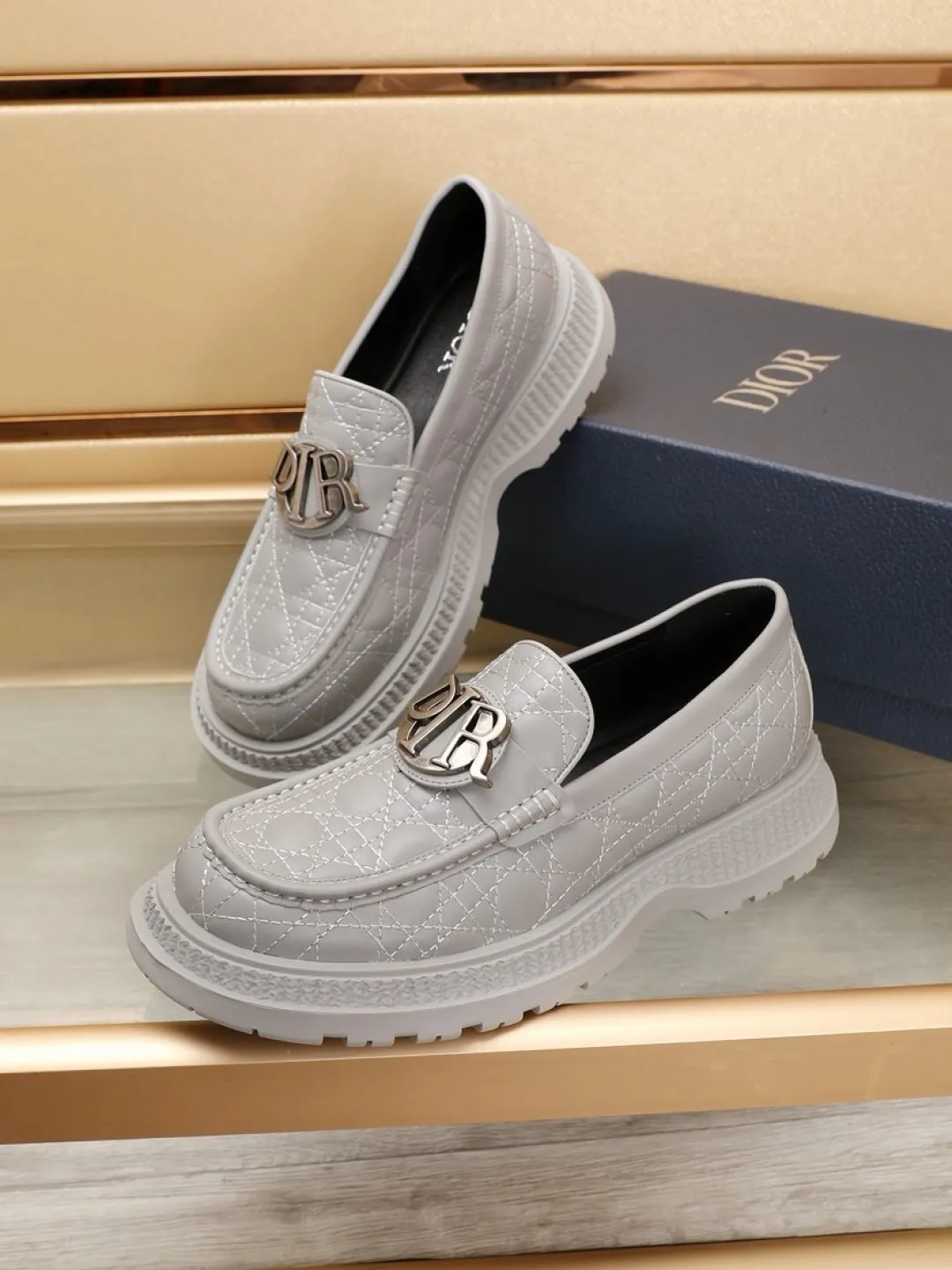 Factory P540💰Dior Buffalo men's low-cut derby casual leather shoes, a new product in the 2025 spring men's series, ideally combines unconventional features with Dior's high-end aesthetic style. The first-layer cowhide upper is decorated with tonal debossed Oblique embroidery, and the thick rubber sole displays a crepe-effect design, which is unique. Adds a modern touch to any look. Practical and stylish, it can be easily paired with a variety of casual looks and is an eye-catching finishing touch! Size: 38-44 (45.46 customized)